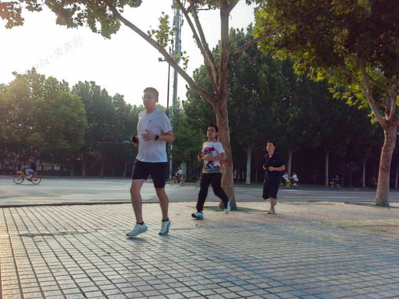 快乐奔跑,拥抱生活 快乐奔跑,拥抱生活