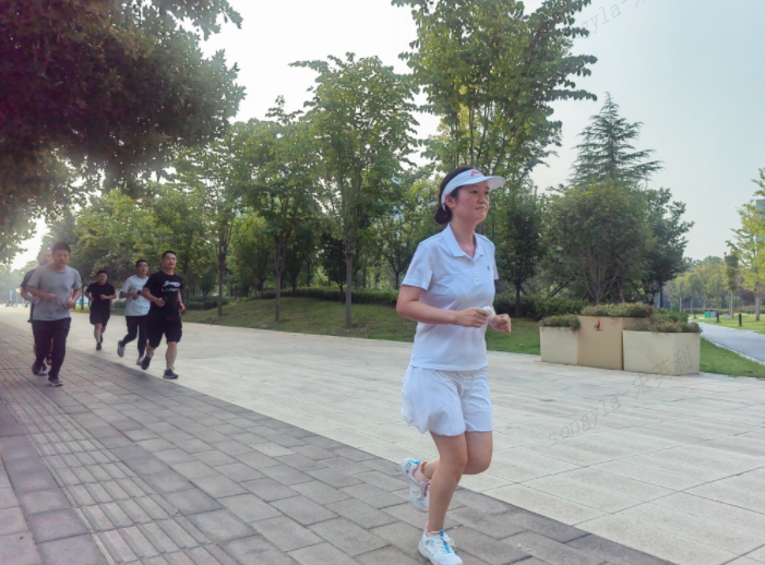 快乐奔跑,拥抱生活 快乐奔跑,拥抱生活