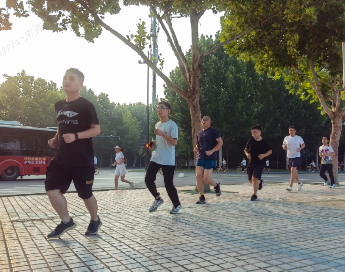 快乐奔跑,拥抱生活 快乐奔跑,拥抱生活