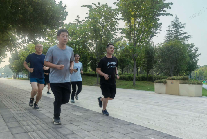 快乐奔跑,拥抱生活 快乐奔跑,拥抱生活