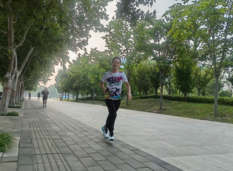 快乐奔跑,拥抱生活 快乐奔跑,拥抱生活